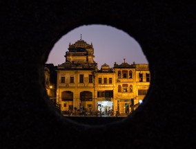 摩天轮夜景氛围摄影作品，光影交织下的城市魅力，摩天轮夜景光影交织下的城市魅力摄影作品